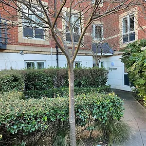 modern-2-bed-apt-in-egham-high-street-with-private.brighton-hotels-england.com/